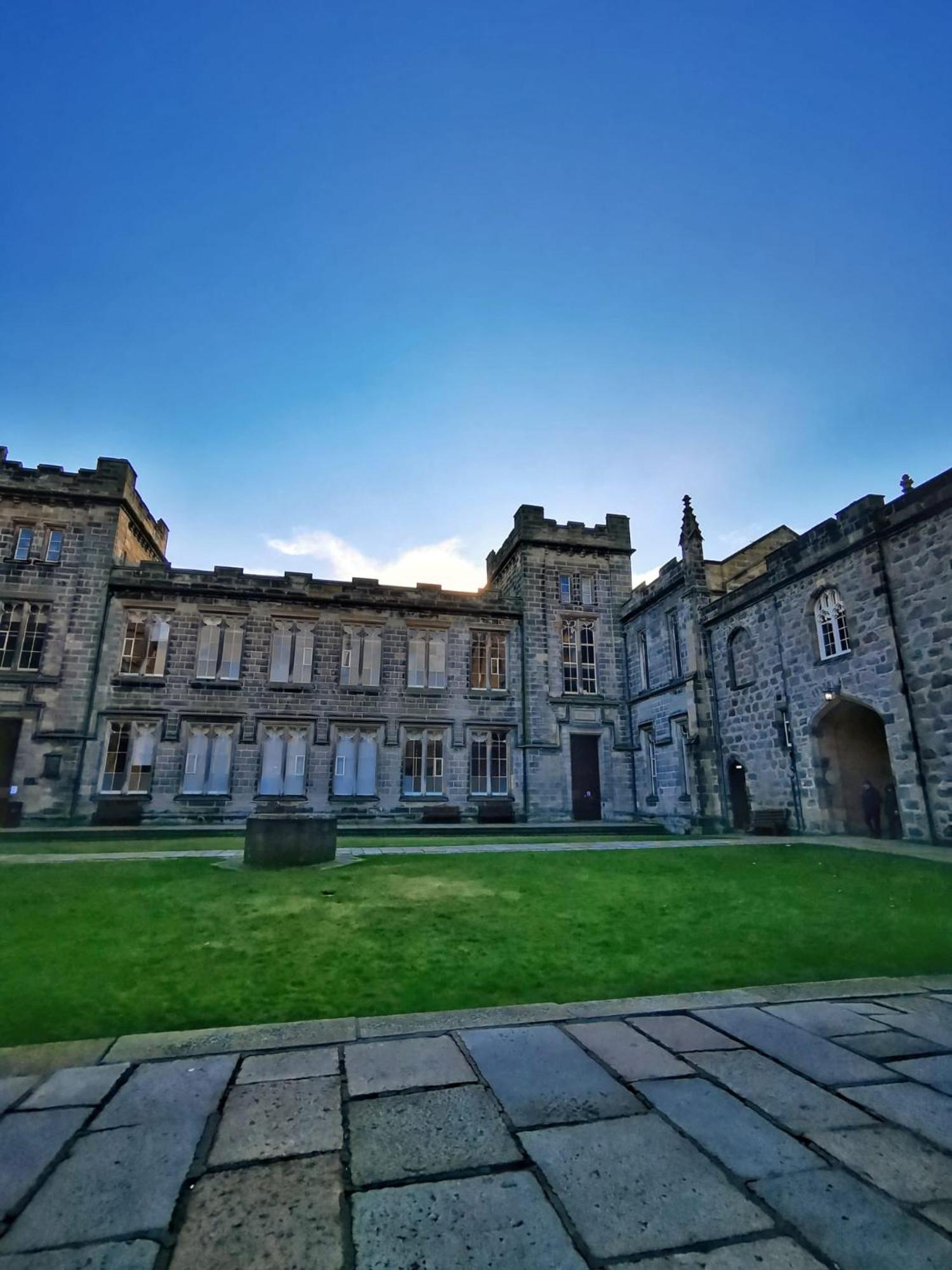 Modern & Cosy Apartment In The Heart Of The Historic Old Town Of Aberdeen, Free Wifi, Free Parking Exteriör bild